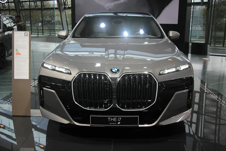 BMW i7